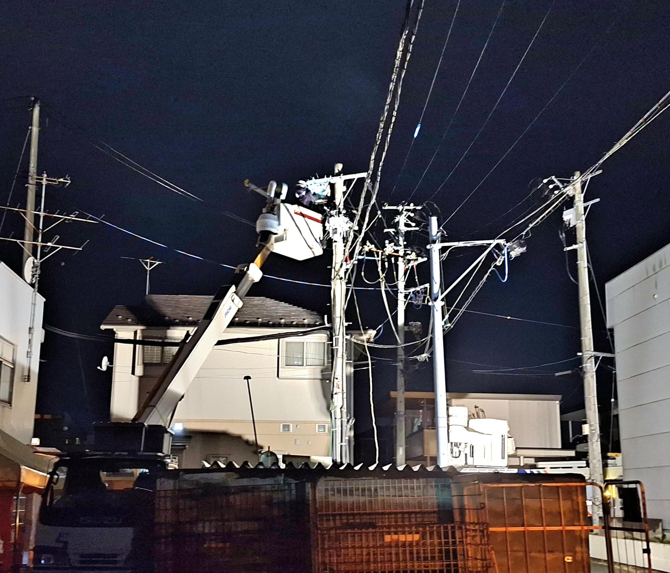 穴掘建柱車が掘削している写真